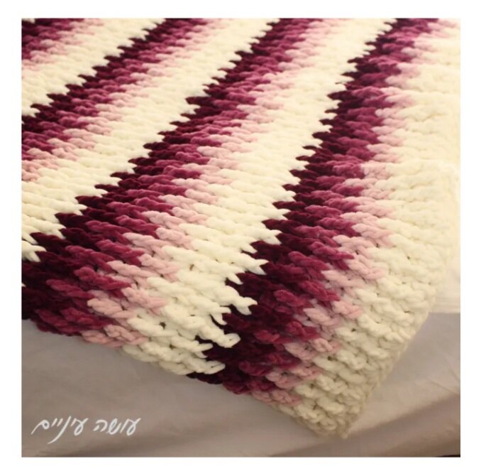 Кроме того, чтобы создать какой-то «эффект омбре» с цветовой гаммой, пришлось "попотеть". Подобрать цвета так, чтобы узор пледа походил на волны. И некоторые мастера находят это захватывающим. Но я уверена, что вы сможете скомбинировать и другие оттенки.