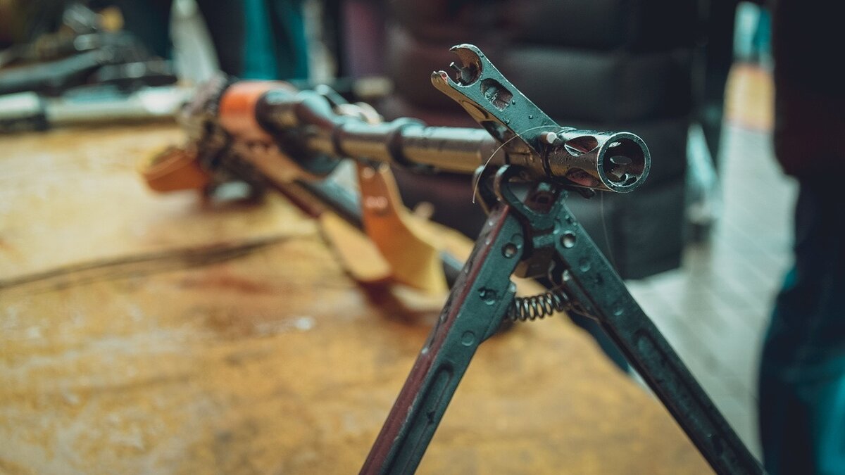     Сотрудники правоохранительных органов задержали солдата срочной службы, который накануне сбежал из военной части в Брянской области.