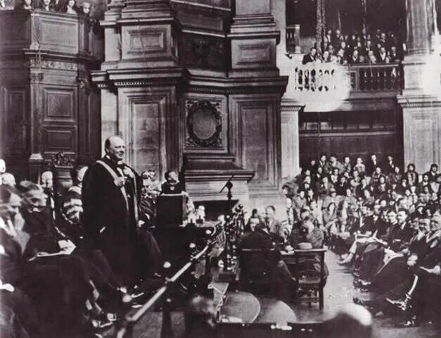 Один из известнейших британских политиков премьер-министра Уинстон Черчилль представится вам с сигарой, коньяком и бульдогом.