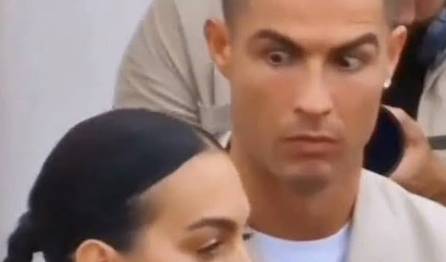 Криштиану Роналду не смог скрыть эмоций во время выступления Джорджины Родригес - реакция звезды стала вирусной в социальных сетяхСелебрити посетили вместе одну из презентаций в Мадриде, а Роналду эмоционально отреагировал на слова своей избранницы.Ранее Джорджина рассказала о желании выйти замуж за Криштиану, а в соцсетях набирает популярность видео с "большими глазами" от Роналду."Ждем новых мемов", "Так приятно видеть его счастливым", "Что она говорила, что заставило его быть таким смешным?", "Он прекрасен❤️😭", - пишут пользователи в комментариях