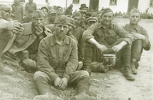 Фото 1. Пленные солдаты РККА, 1941 года. На ногах - ботинки и солдатские обмотки. 