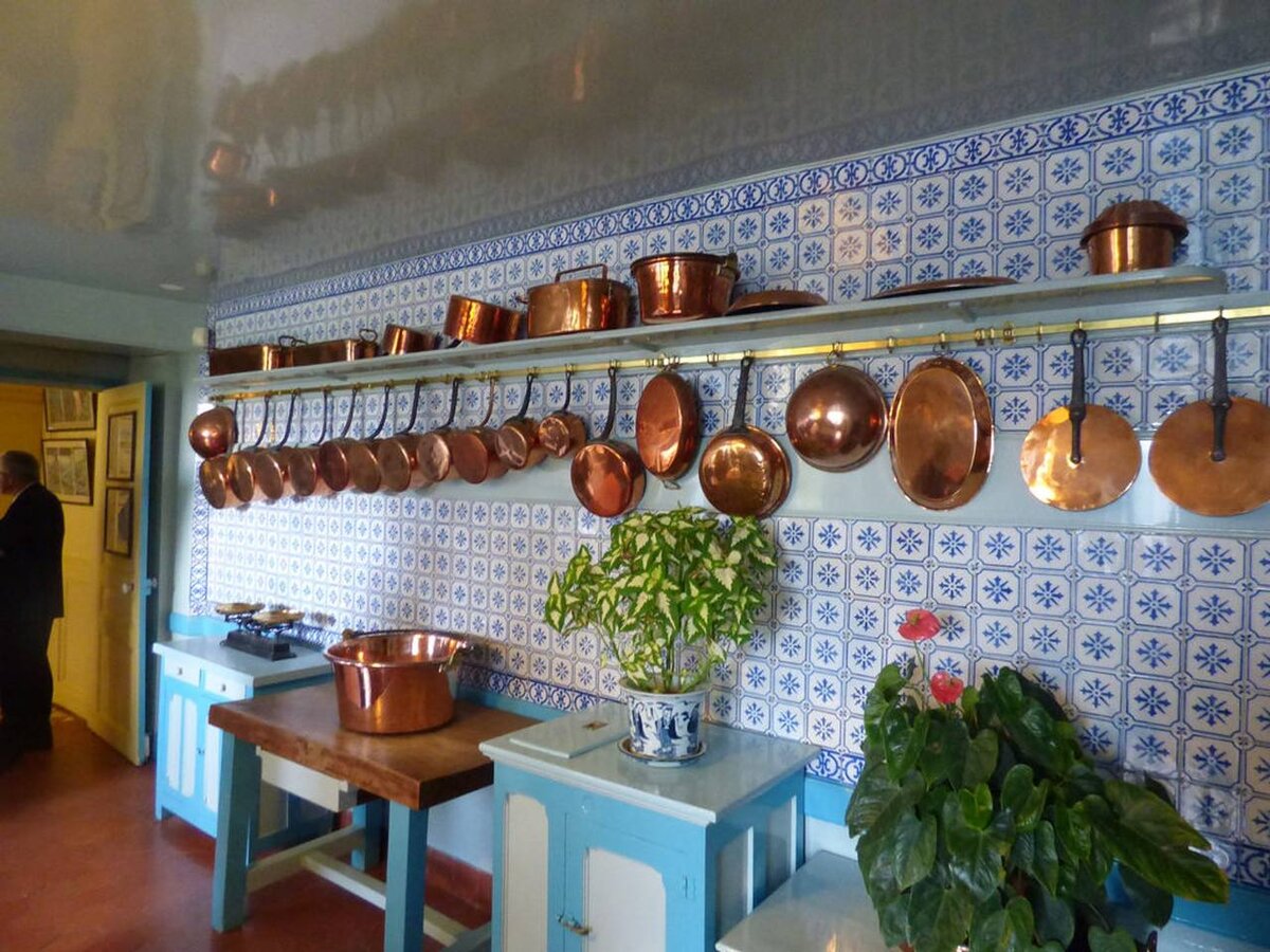 Кухня в доме Клода Моне в Живерни