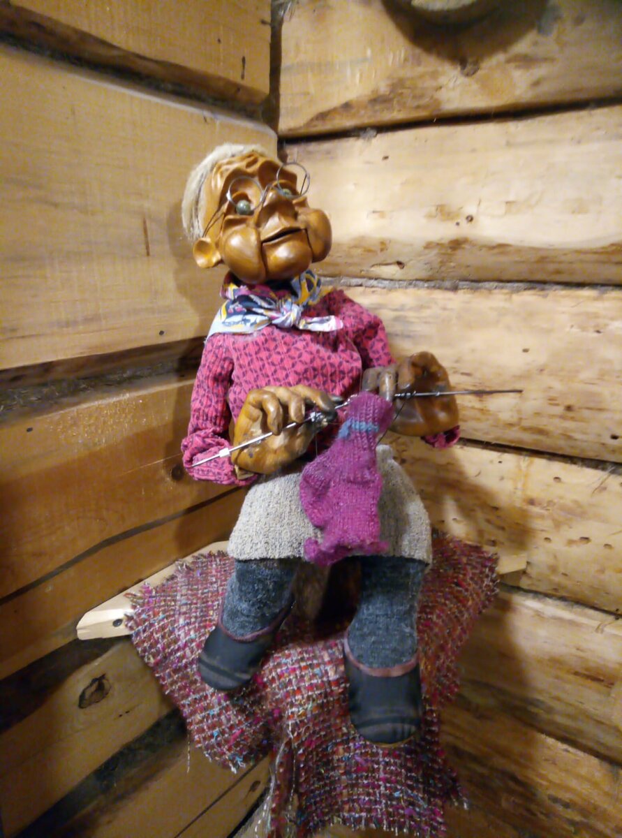 Арина Родионовна, няня Пушкина. Встречает на входе зрителей. Фото автора