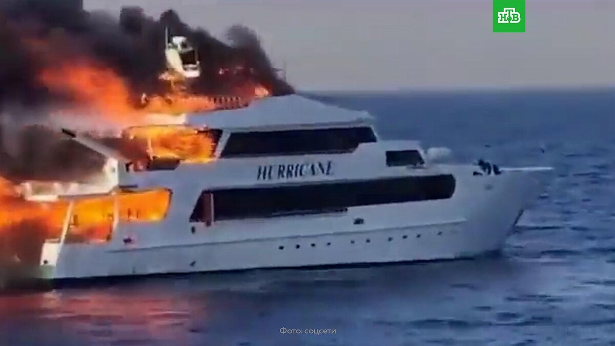 Красная лодка в море