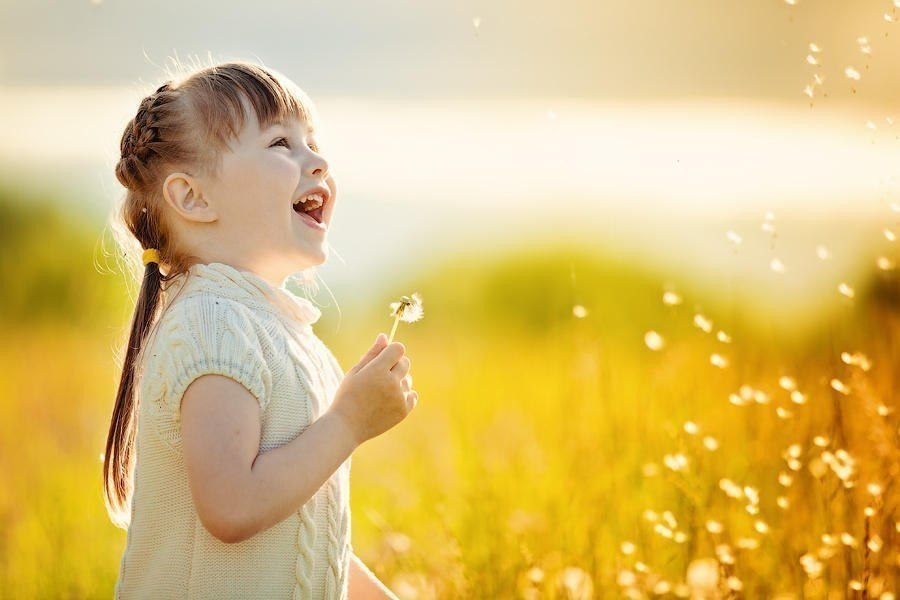 Будь всегда счастливым и смейся. Радостная девочка. Счастливые дети и солнце. Дети радуются. Счастливый ребенок.