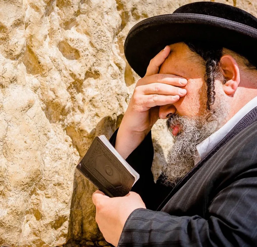 Воскресенье у евреев. Иудеи у стены плача. Молятся у стены плача.