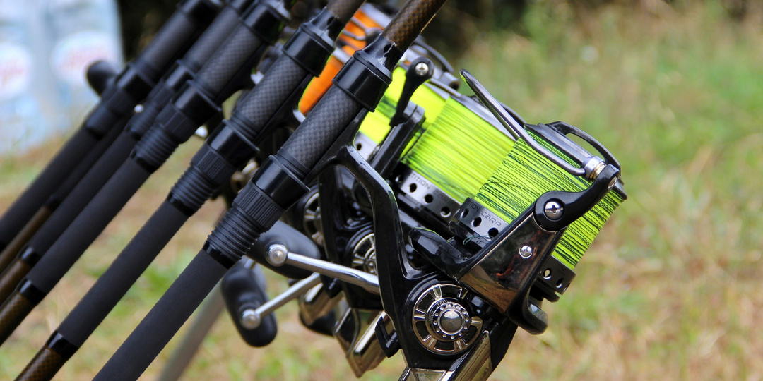 "Не упустите крупного карпа: как выбрать идеальную безынерционную катушку для ловли!"