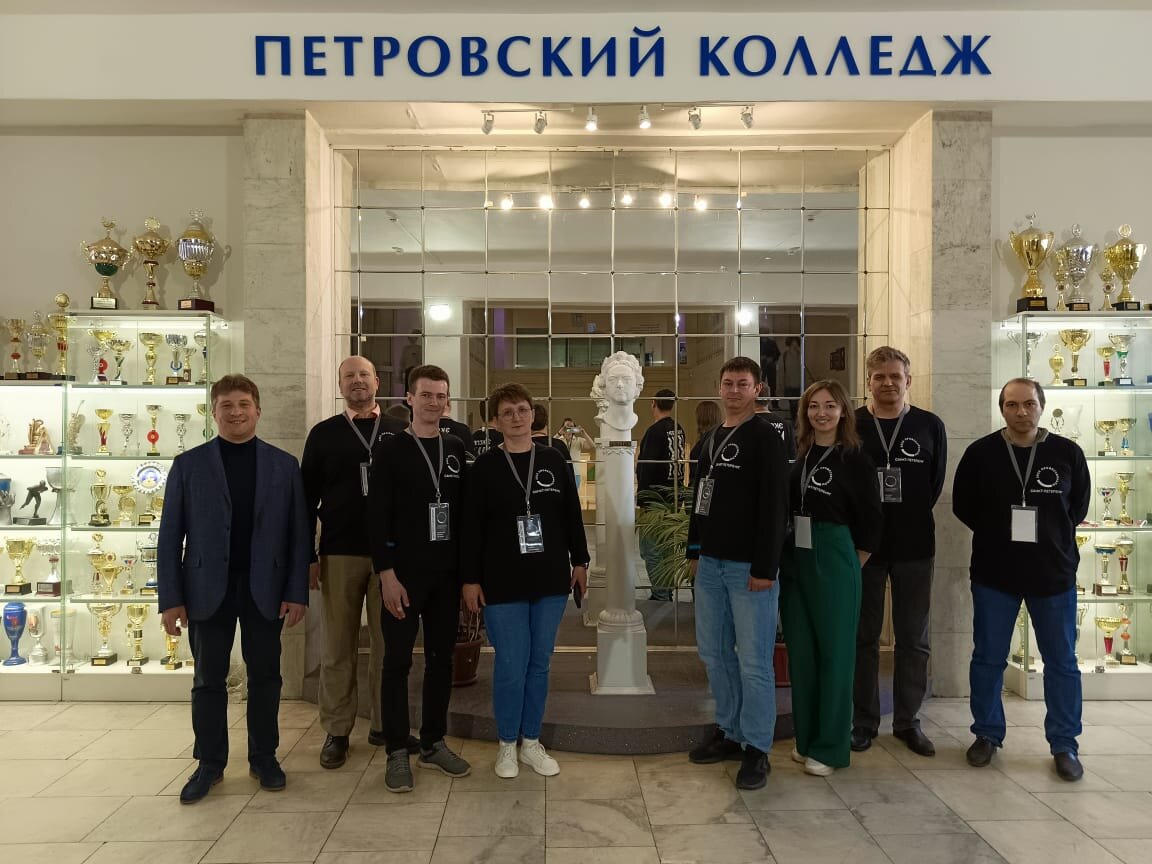 Наш руководитель (на фото второй слева) с коллегами на чемпионате Профессионалы