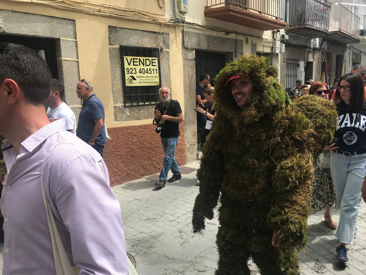 В дождик костюмчик весит тонну, а под палящим солнцем в нем вообще можно загнуться. Но, тем не менее, очередь из желающих выстроилась на много лет вперед 