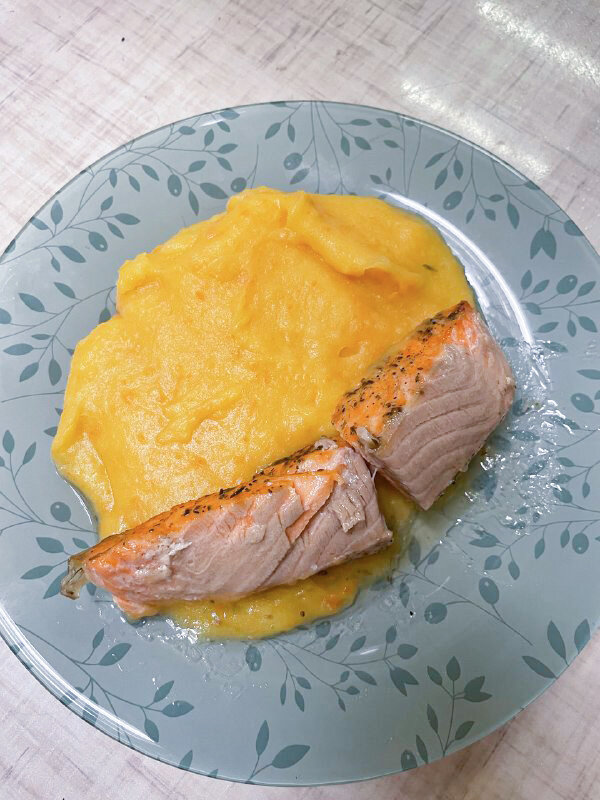 Оранжевое пюре и рыбой в гриле.