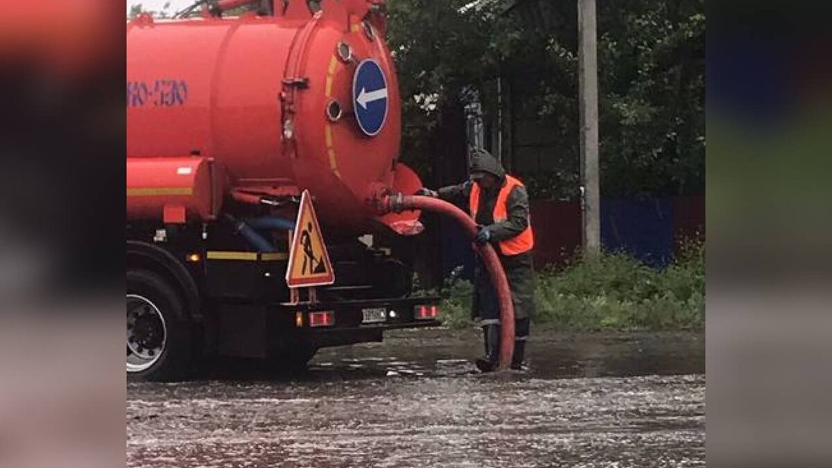     В Абакане из-за сильного дождя затопило улицы города — коммунальщики рассказали, что им придется работать всю ночь.