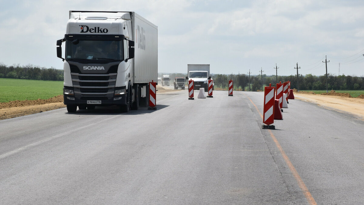     Стоимость проезда на платных участках дороги в Ростовской области устанавливается с потолка. Нет никаких правил. Водители оплачивают проезд для того, чтобы сэкономить время. А по пробкам можно проехать бесплатно по старой дороге, сообщил RostovGazeta урбанист Артемий Зайцев.