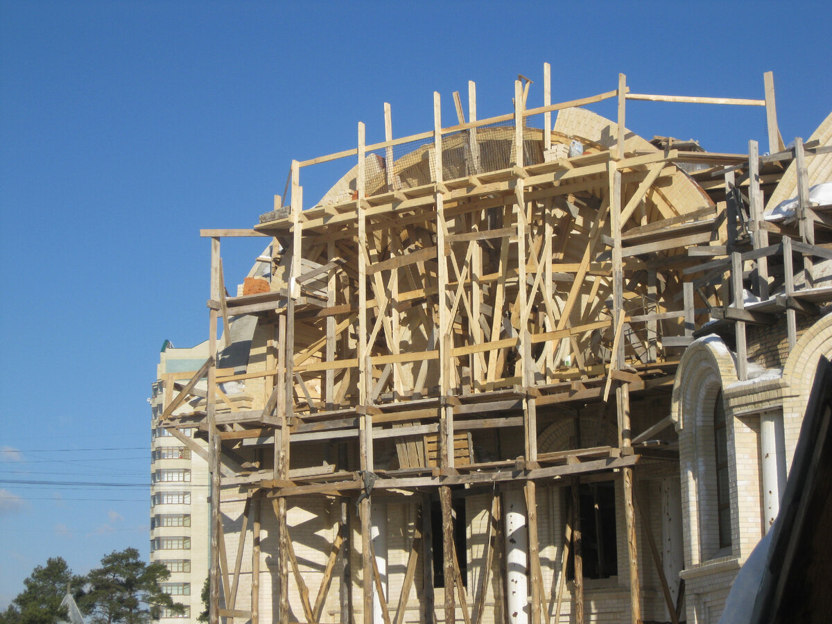 Работы по возведению арки на южной стороне главного входа; март 2023 г.