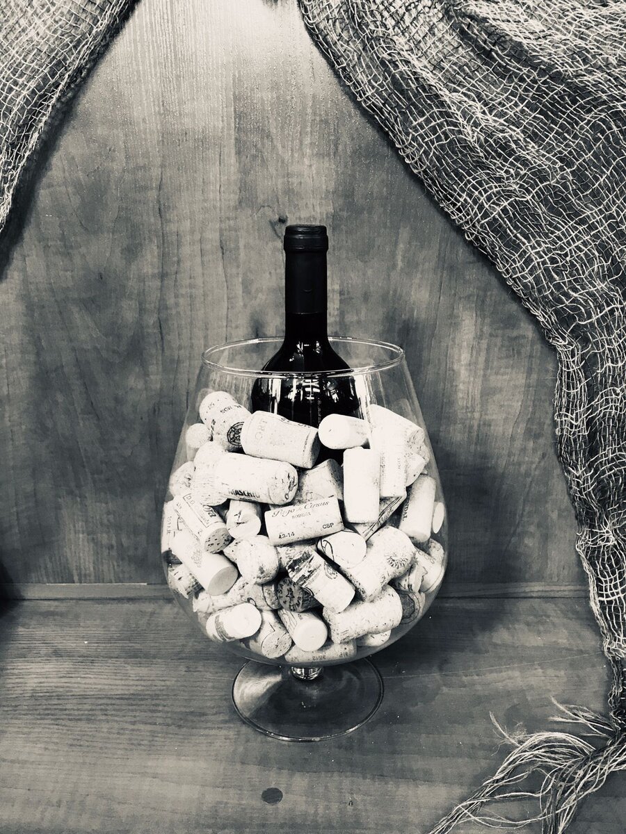 Вино в бокале.