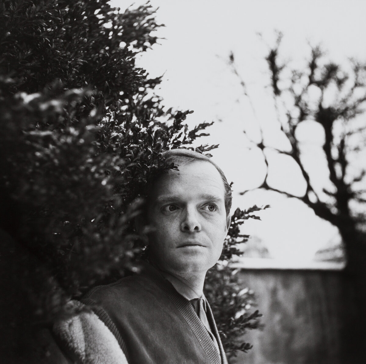 Трумен Капоте // Barbara Niggl Radloff, Truman Capote im Garten der Pension Biederstein, 1960/61, Gelatineentwicklungspapier (PE), 29,7 cm x 21 cm, Münchner Stadtmuseum, Sammlung Fotografie, Archiv Barbara Niggl Radloff https://sammlungonline.muenchner-stadtmuseum.de/objekt/truman-capote-im-garten-der-pension-biederstein-10218932