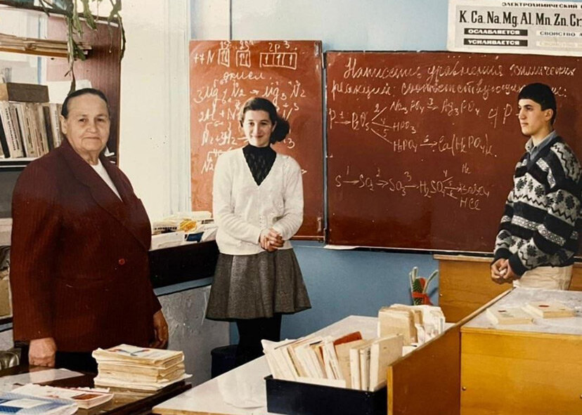 Нина Николаевна была влюблена в свой предмет и умела увлечь учеников химией. Фото из семейного архива.