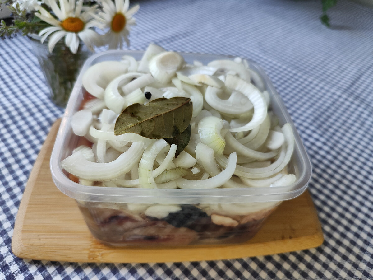 Селедка в банке с луком