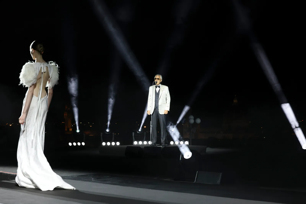 Итальянский тенор Андреа Бочелли открыл шоу невероятным выступлением