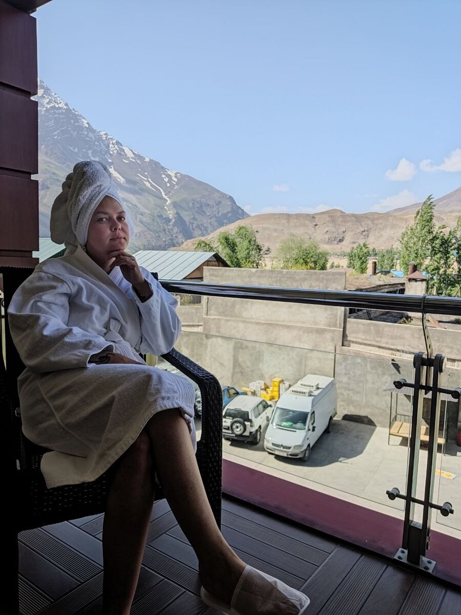 За спиной - горы Таджикистана. Впереди, за кадром, горы Афганистана. Внизу - Мерседес, на котором поедет Энцеха