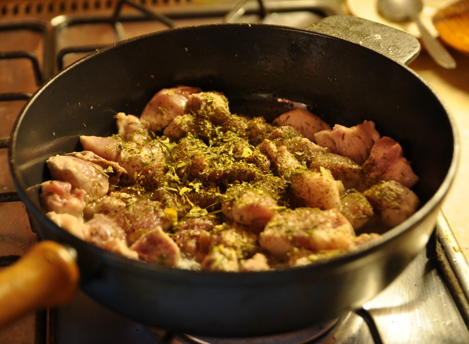 Домашнее жареное рецепт. Мясо на сковородке. Жареные на сковороде. Жарка на сковороде. Жаркое в сотейнике.