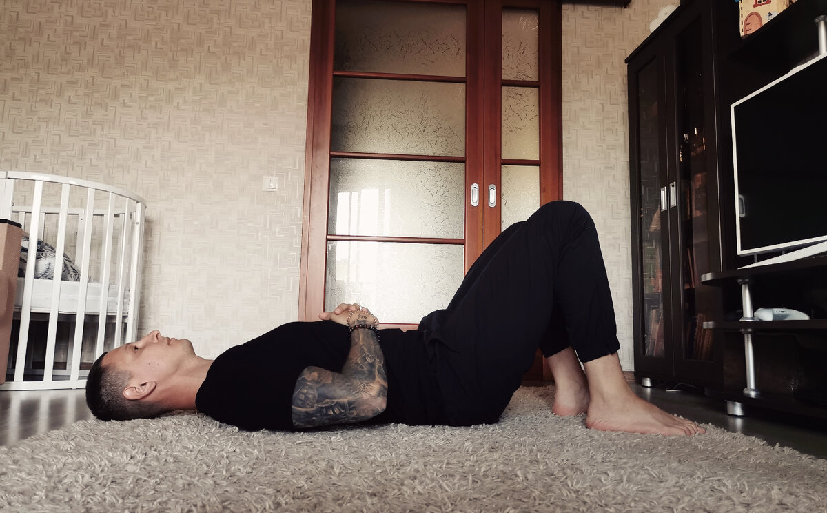 Расстояние от пятки до ягодицы длинна ладони. Ступни на ширине плеч, или уже.