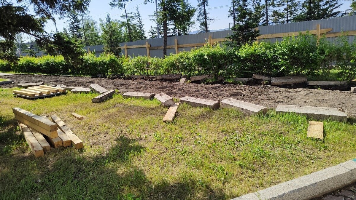     На площади Чехова около театра оперы и балета в Красноярске начались подготовительные работы к строительству подземной парковки. В них входит и снос деревьев.