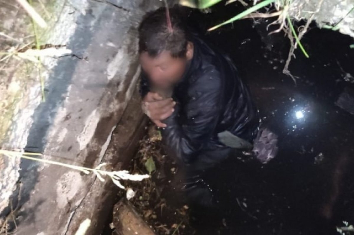    В Уфе спасли 42-летнего мужчину, который упал в выгребную яму