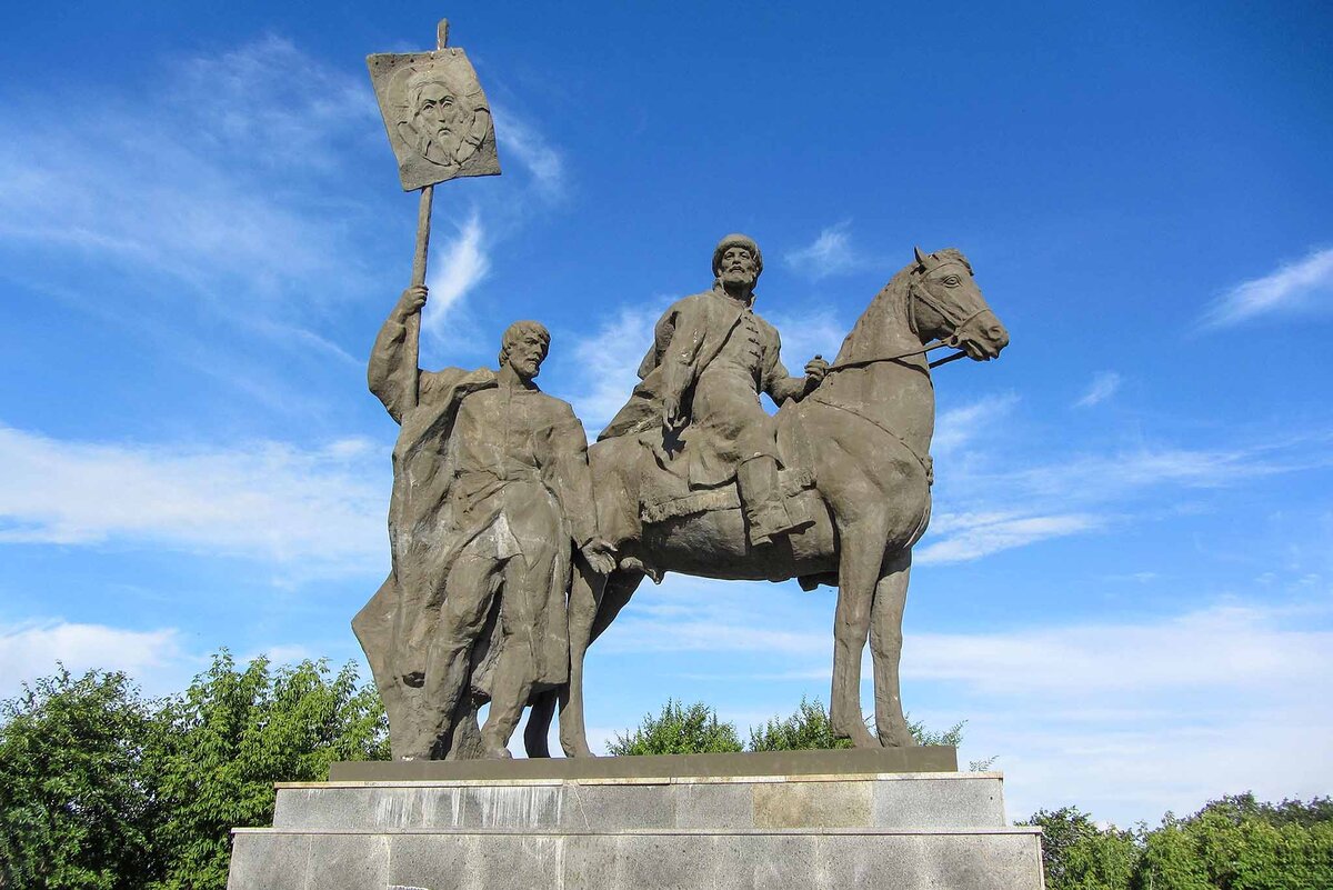 Памятник основателю Симбирска Богдану Хитрово.