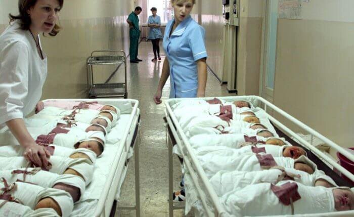 В России стремительно падает рождаемость. Это приводит к тому, что в некоторых городах уже начали закрываться роддома, содержать которые становится невыгодно. Что будет дальше?