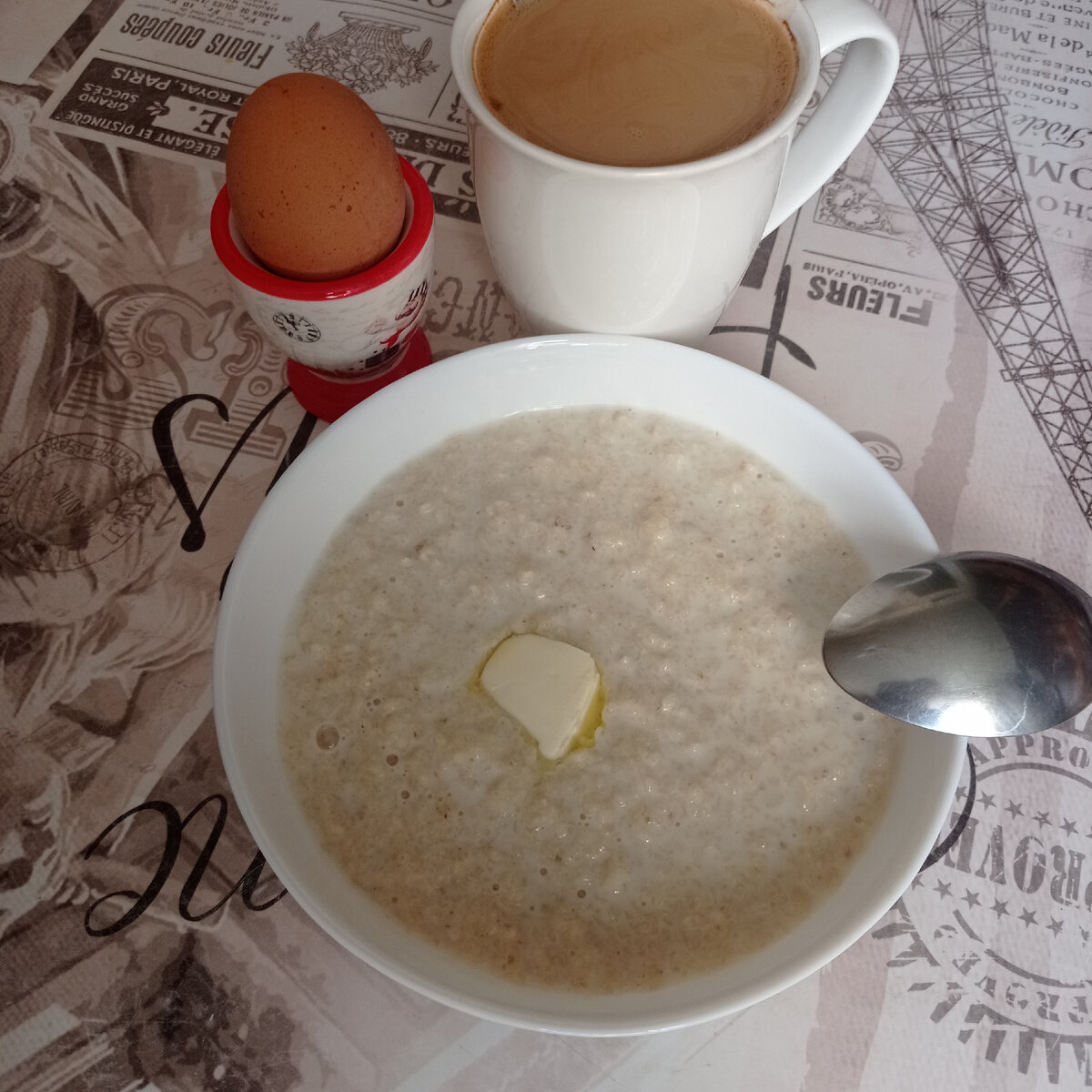 Овсяная каша, яйцо и кофе с молоком