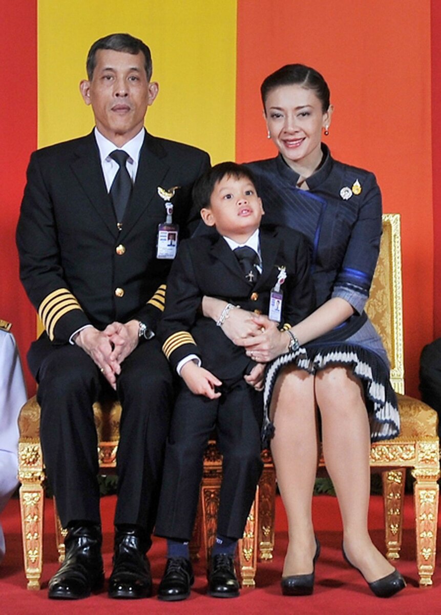 Маха Вачиралонгкорн с супругой Срирасми и сыном
