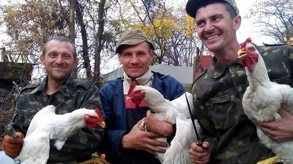 Мародеры украины. Украинские солдаты мародерят. Украинские вояки мародеры.