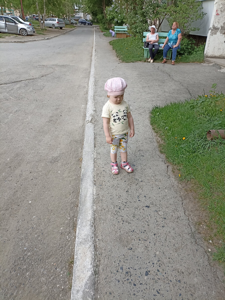 Обиделась (местные бабульки тоже попали в кадр) 