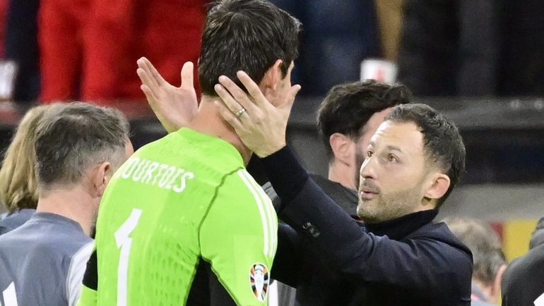    Голкипер сборной Бельгии Тибо Куртуа и главный тренер Доменико Тедеско. Global Look Press