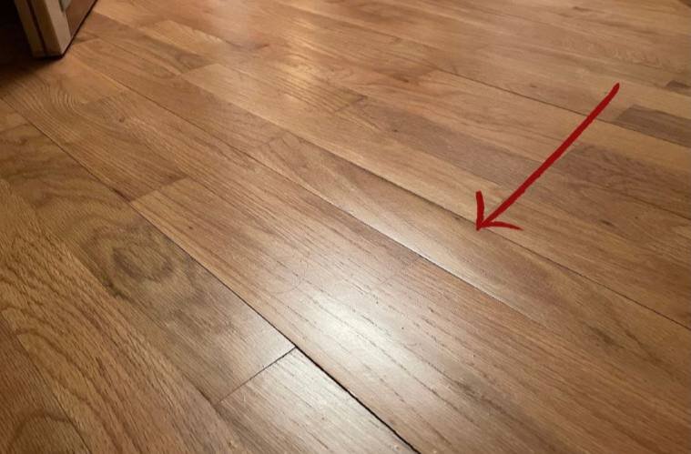 На трехполосной доске щели через три плашки бросаются в глаза и дешевят интерьер