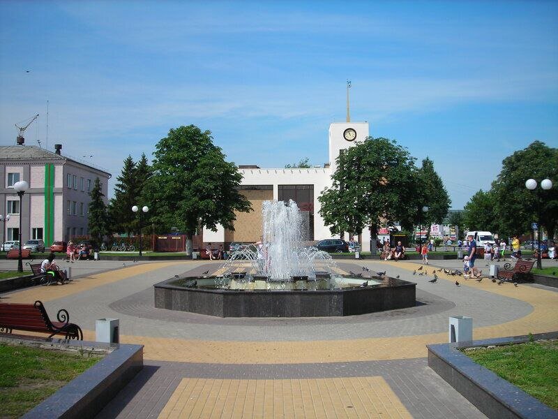   В Карачеве начали рубить деревья на главной площади города: чиновник Филин всех обманул avchernov