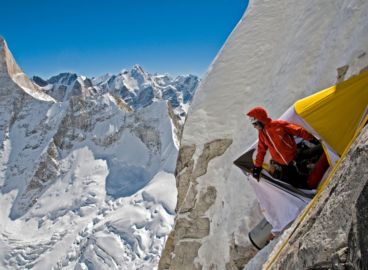 Mountain climbers. Джимми чин альпинист. На вершине Эвереста the North face. Альпинисты в горах. Поход в горы.