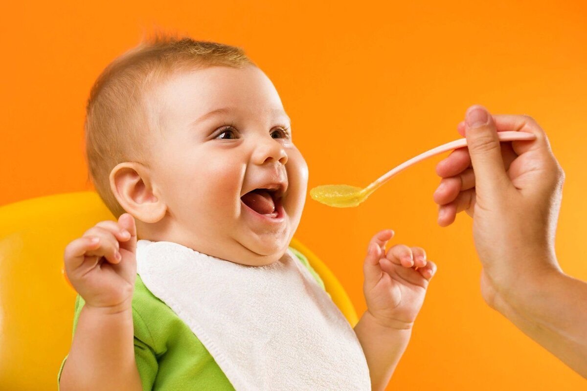 ребенок доволен и открывает рот