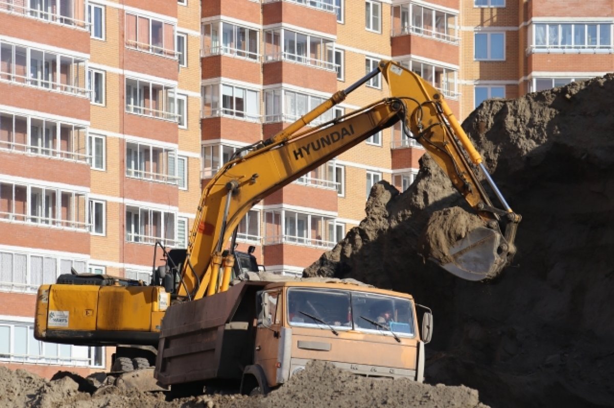    Строительный песок во дворе дома в Сосновоборске, на который пожаловались жители, уже убирают.