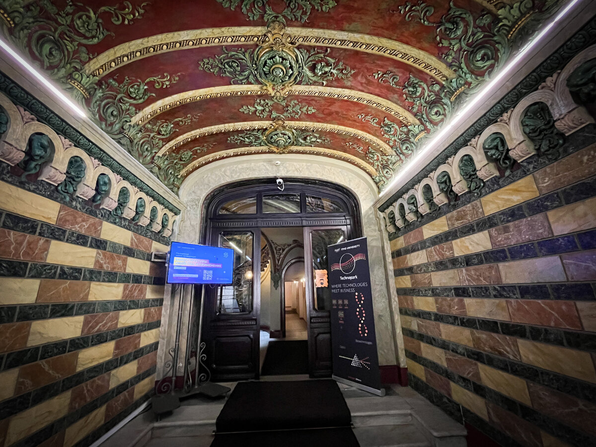 Дореволюционный тамбур при входе в бывший дом купцов Елисеевых. Фото автора