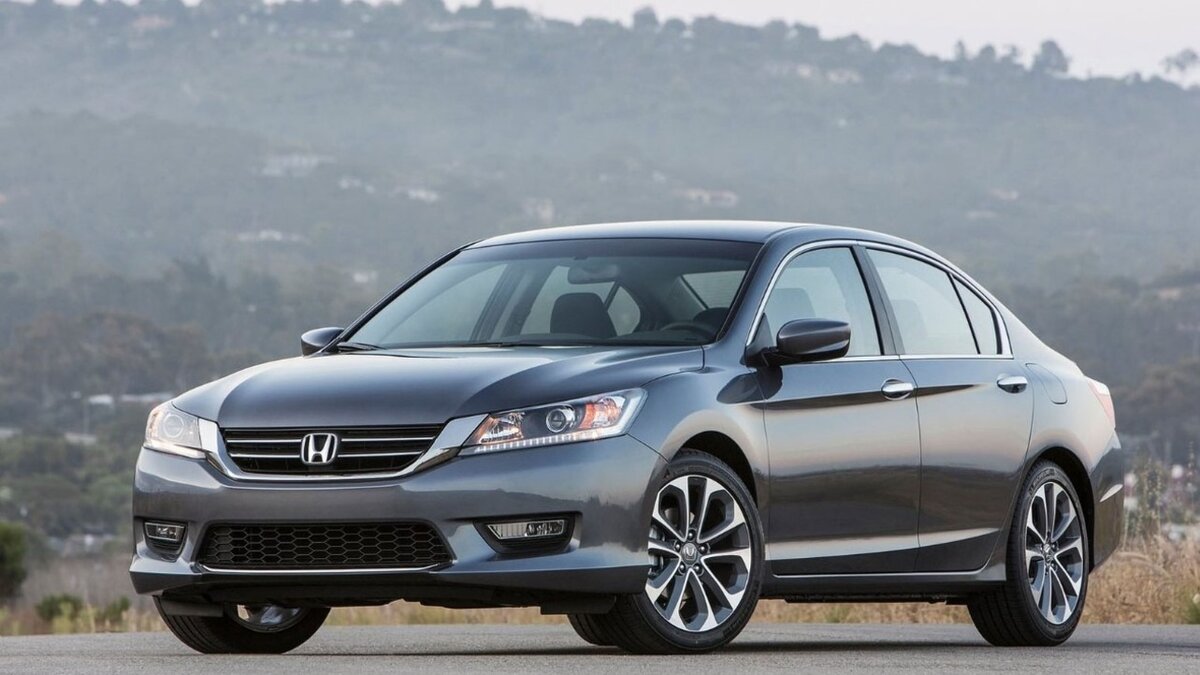     В Санкт-Петербурге открылся первый дилерский центр Honda, где предложены восемь моделей автомобилей 2022 и 2023 годов выпуска, цена которых колеблется от 3,5 до 7 млн рублей.