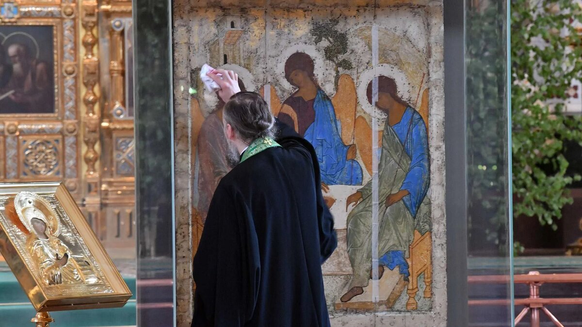 Икона Андрея Рублёва "Троица" за защитным стеклом в храме Христа Спасителя