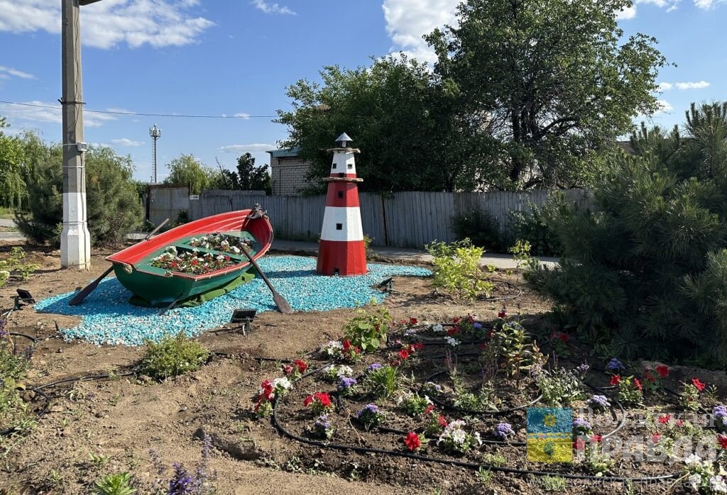 Клумбы Лодка и Маяк📷    В Волжском модернизируют поливочную систему
