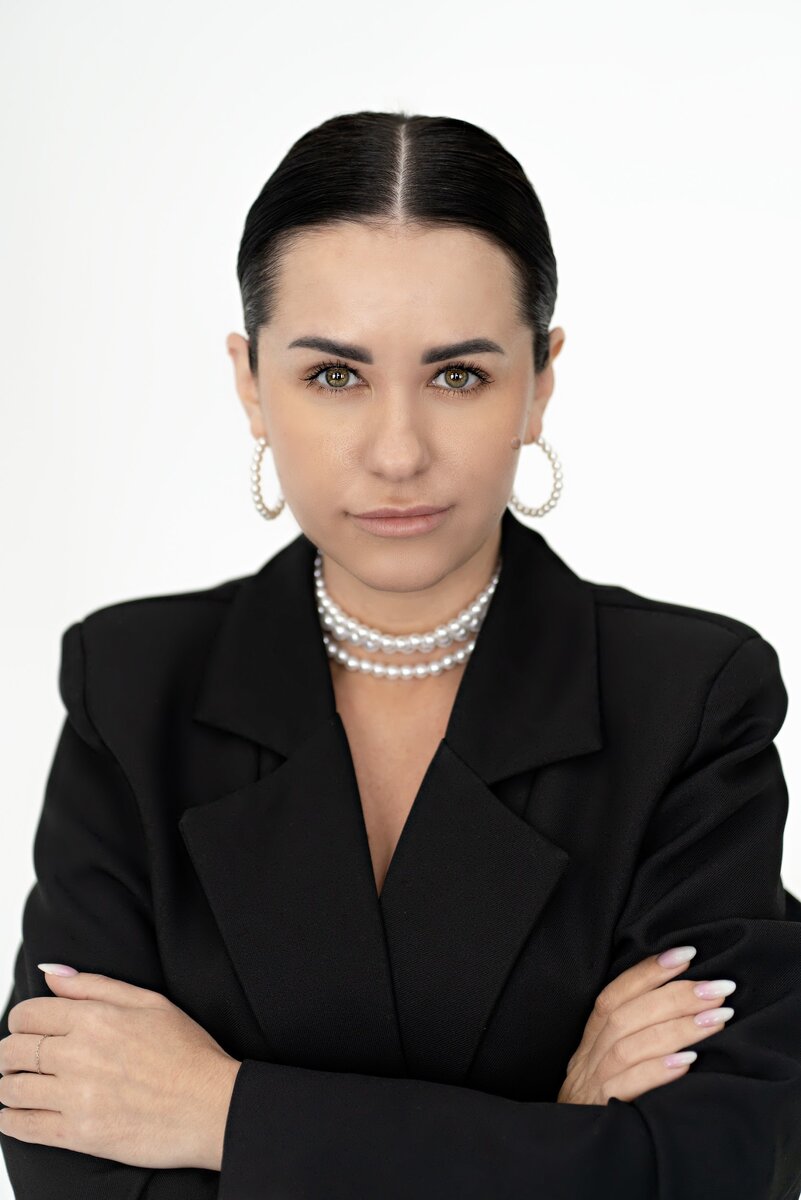 Почему я здесь?
Или каждому фрукту своя ваза.

Я  - фанат инсты. Это знают все и мои клиенты в том числе.
И я хорошо понимаю, что инста уже давно превратилась в рекламную площадку, где можно успешно продвигаться, продавать и продаваться, масшабироваться, в общем, зарабатывать и расти.
И как эксперт, я себя отлично чувствую в такой схеме.

Но при этом я ощущаю острую необходимость выносить на люди, постоянно делиться и выгружать гигабайтами в сеть что-то личное, что-то совсем не про маркетинг, воронки или продажи. 

Это чистейшей воды Live Style - видосики с моря, мысли вслух, примеры упражнений по йоге или обзоры книг, прочитанный за месяц.

А ещё я очень люблю длинные статьи, обожаю сторитейл. Хлебом меня не корми, дай рассказать историю, да чтобы она начиналась задолго до становления мира, чтобы подходила к кульминации неспешно, со своими сюжетными поворотами, интригами, шутками.
Но нельзяграм не любит такие излишества. 2200, говорит, и ни запятой больше!
Сторис тоже не заточены под длинные монологи.
И ещё момент - раз у меня блог профессиональный, вынь да положь профессиональный же контент!

И я это принимаю всеми руками и ногами. Как говорится, «Да не обманет эксперт ожиданий подписчиков своих!»

Хотя, как маркетолог, скажу: для любого эксперта в его профблоге никогда не будет лишним лайфстайл. Мы помним, что люди покупают у людей. И я сама всегда рекомендую своим клиентам не забывать, что они живые люди, что у них экпертность не 24/7 работает; что они иногда мамы или папы, иногда любимые жёны/мужья/ дети, иногда - кошатники, а когда-то — поэты или художники.
Я тоже с удовольствием показываю свою жизнь, эмоции. Но в инстаграм это всегда дозированно.

Итак, передо мной встала задача:
С одной стороны, я профи и ожидания моих подписчиков соответствующие.
С другой стороны, я живой человек. Но мой блог в инсте не предусматривает, чтобы я сидела и просто пела, или просто гуляла, или просто смотрела на море. Это вам не лайфстайл, господа, понимать надо)

Поэтому я приняла решение.
Я НЕ покидаю инсту и свой экспертный блог ни при каких раскладах. Здесь по-прежнему будут выходить мои экспертные посты с фишечками, идеями про привлечение аудитории, про удержание, про поиск клиентов с помощью контента. Будет контент и мой личный — иногда.

А для своего обожаемого лайфстайла я буду выходить на другие орбиты. Туда, где для полёта моей мысли будет больше воздуха, пространства и возможностей.

И здесь, в Дзэн, я планирую основательно развернуть свой дневник фрилансера-маркетолога и погрузиться туда, без чего я, если честно, с трудом представляю свою жизнь. А Дзен мне поможет красиво преподнести мои дневниковые записи: ежедневные мысли, анализ прожитого дня, что нового я узнала, что меня вдохновило, что заставило задуматься. Я хочу делиться фотографиями, эмоциями, открытиями.

Я свято верю, что мы не одиноки и опыт другого человека обязательно пригодится!

Кстати, про опыт. Мои экспертные зарисовки тоже будут! Но в форме максимального расслабления, как на вечеринке, где много шуток и общения. 

В общем, Live Style во всей красе!
Всё, как мы любим!﻿