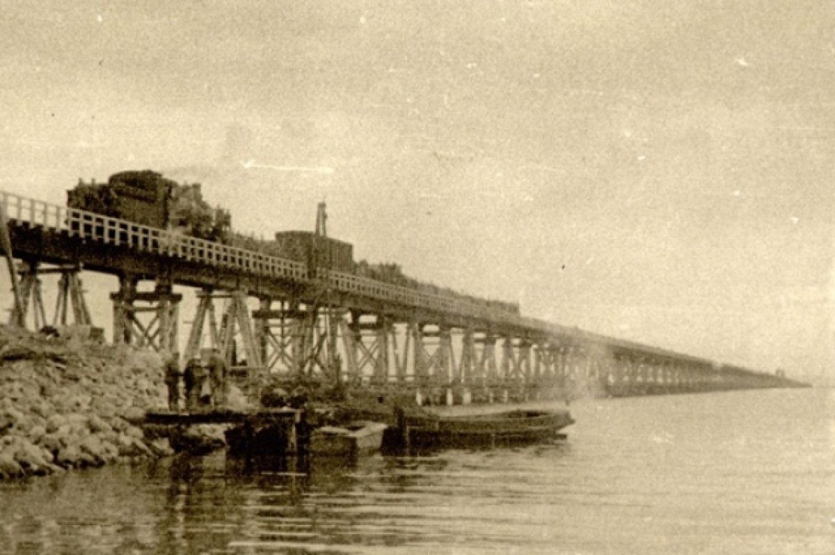    Первый мост через Керченский пролив был построен в 1944 году во время войны.