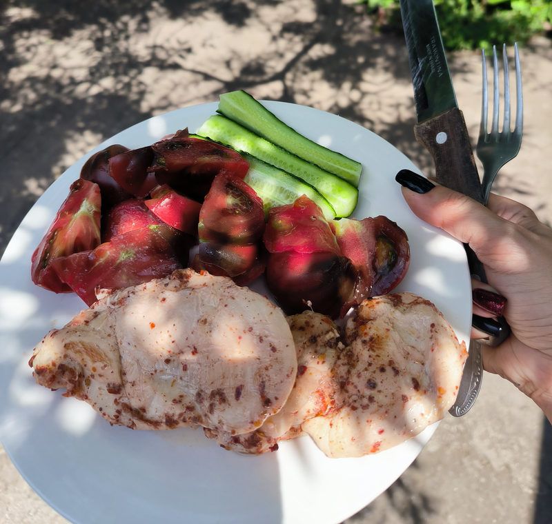 Куриная грудка в пергаменте 180 гр, 1 помидор, 1 огурец - обед или ужин