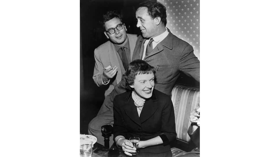 Фото: ullstein bild / ullstein bild / Getty Images📷Мартин Вальзер, Генрих Бёлль и Ингеборг Бахманн на встрече «Группы 47», май 1955