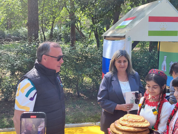    По пути к месту встречи Алексей Орлов пообщался с представителями диаспор
