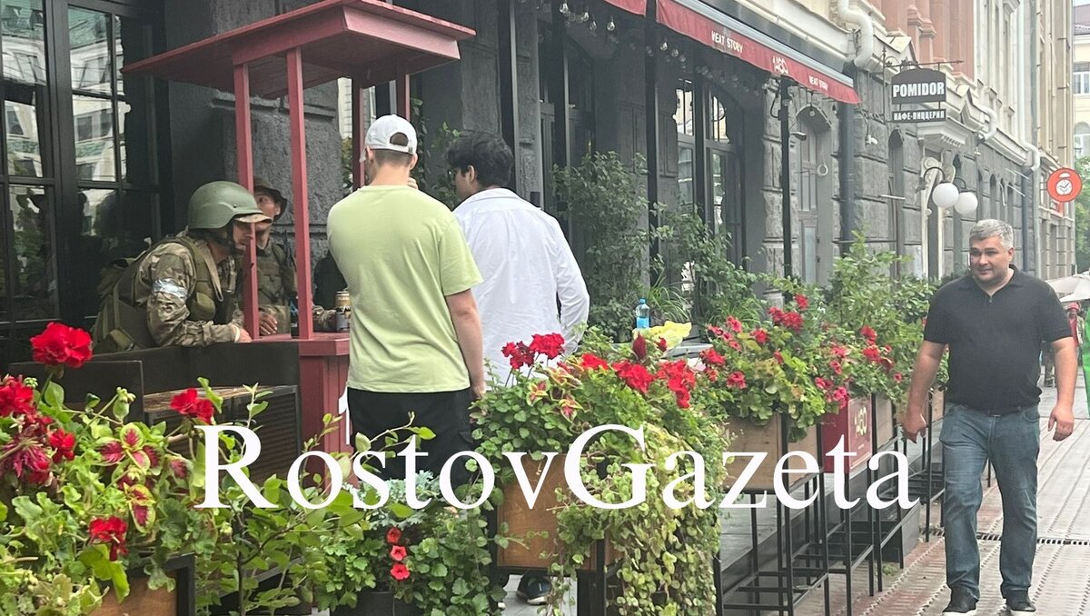     В Ростове после ливня, накрывшего центр города, бойцы ЧВК «Вагнер» попрятались по беседкам и под деревьями, фотографиями поделился собственный корреспондент RostovGazeta.
