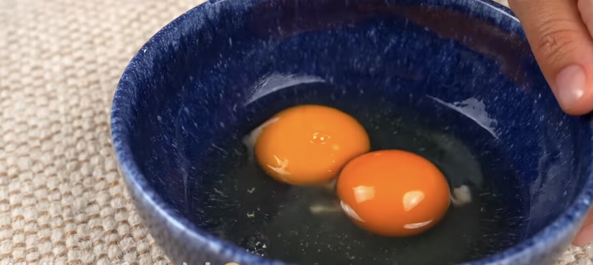 1-й рецепт  •ИНГРЕДИЕНТЫ: 1 тортилья/лаваш 2 больших яйца Щепотка соли помидоры черри Сыр фета Маленький лук-шалот орегано 1-1/2 авокадо (Приправить солью и лимонным соком)  2-й рецепт •ИНГРЕДИЕНТЫ: 2-2